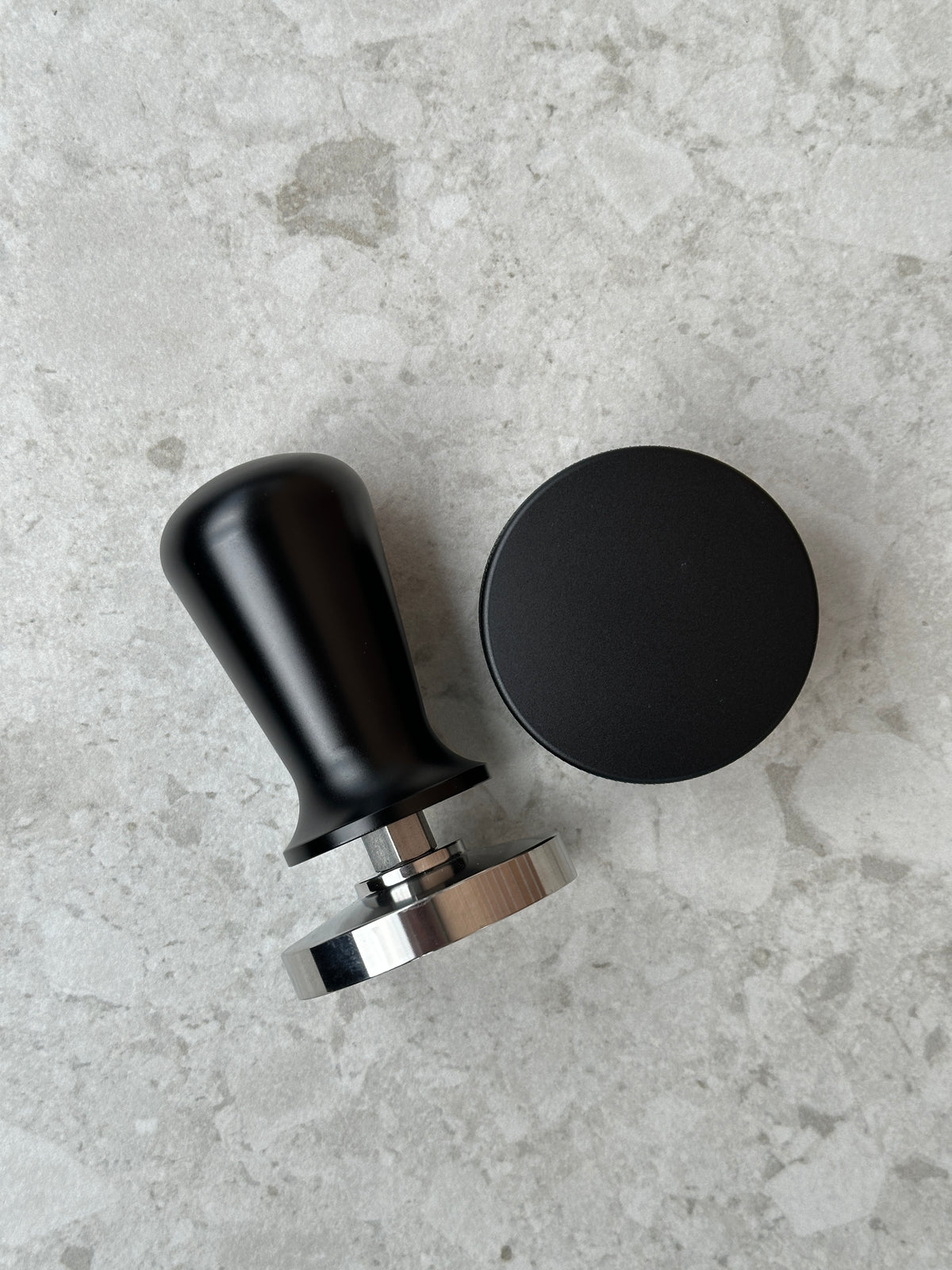 Sæt med kalibreret tamper & distributor i sort stål (54 mm. / 58 mm.) 54 mm. / 58 mm.