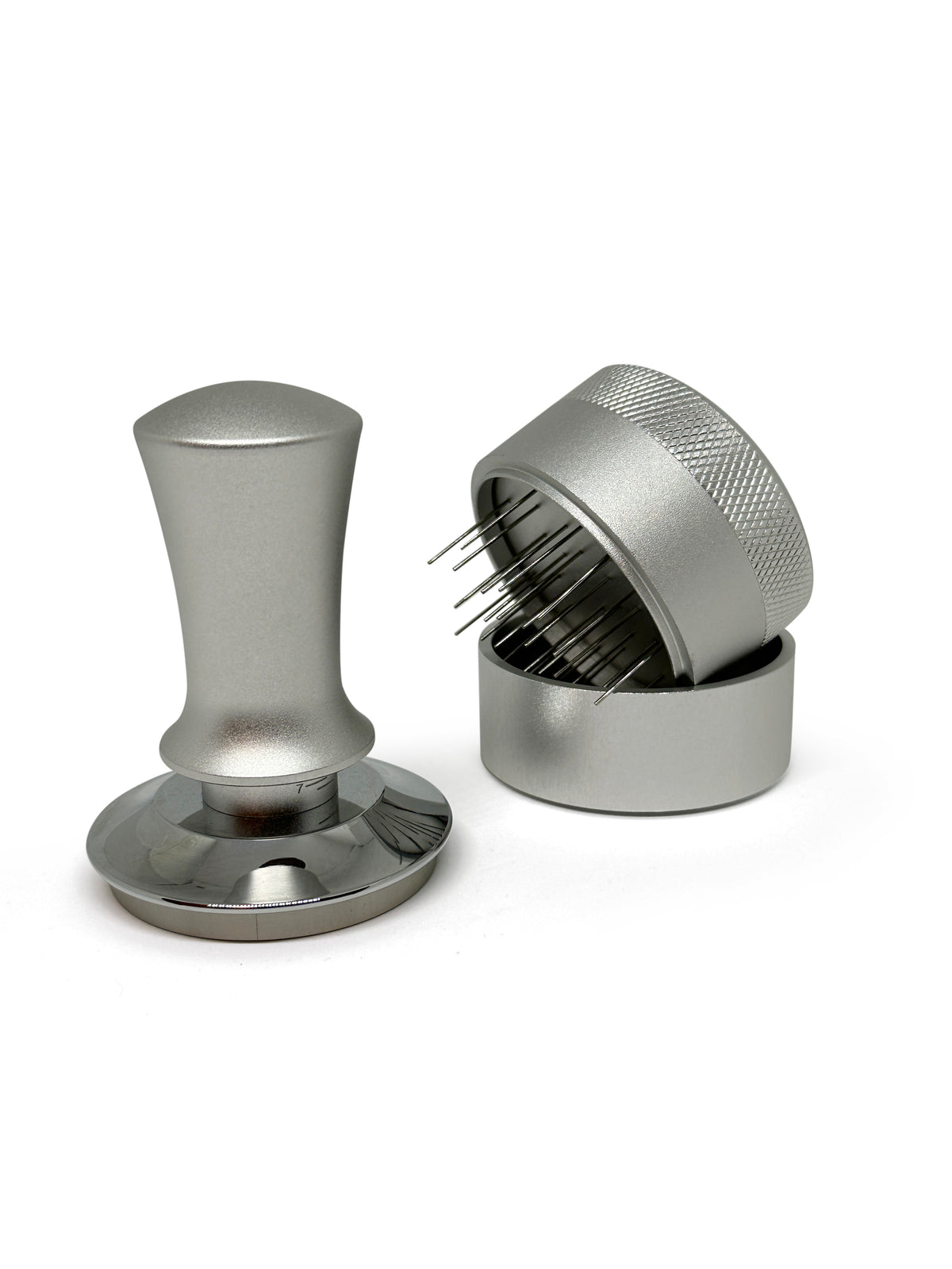 Sæt med kalibreret tamper og fordeler med nåle i sølvgrå (54 mm. / 58 mm.) 58 mm. / 58 mm. Sæt med kalibreret tamper og fordeler med nåle i sølvgrå (54 mm. / 58 mm.) 58 mm. / 58 mm.